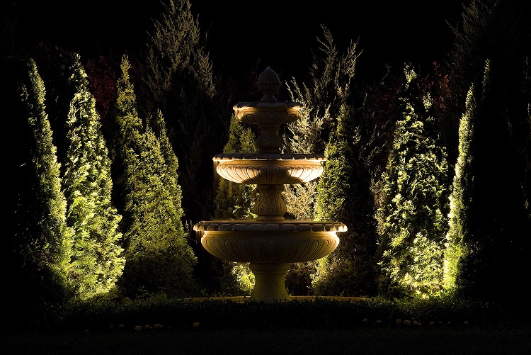Baylites - outdoor landscape lighting - garden monument